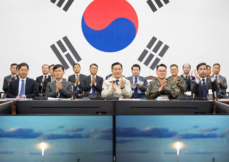 ８日、ソウルで軍事偵察衛星の打ち上げ成功を喜ぶ韓国の申源〓（サンズイに是）国防相（前列中央）ら（国防省提供）（ＡＦＰ時事）