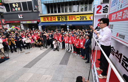 ８日、ソウル南方の京畿道利川の集会で支持を訴える与党「国民の力」の韓東勲・非常対策委員長（ＥＰＡ時事）