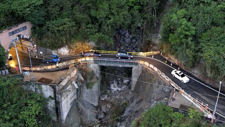 台湾東部・花蓮県の「太魯閣国立公園」で、地震で崩落した橋（手前）に代わり使用される日本統治時代の橋（台湾交通部提供・時事）