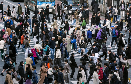 東京都内の横断歩道を渡る人たち（ＥＰＡ時事、資料写真）