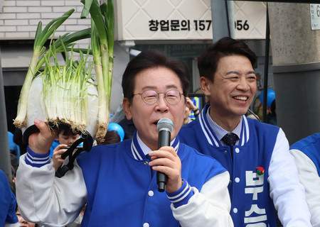 長ネギを貼り付けたヘルメットを掲げる韓国最大野党「共に民主党」の李在明代表＝６日、龍仁市（ＡＦＰ時事）