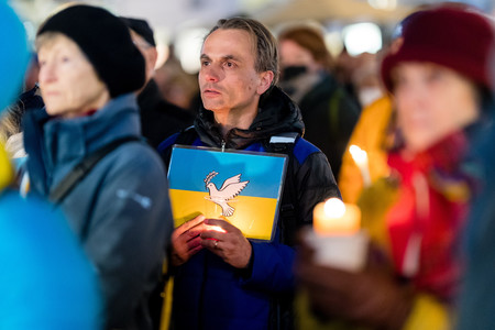 ウクライナの平和を訴える人々＝２０２２年３月、スイス中部ルツェルン（ＥＰＡ時事）