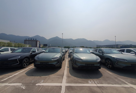 物流拠点に並ぶ輸出用の電気自動車（ＥＶ）＝２０２３年９月、中国重慶市