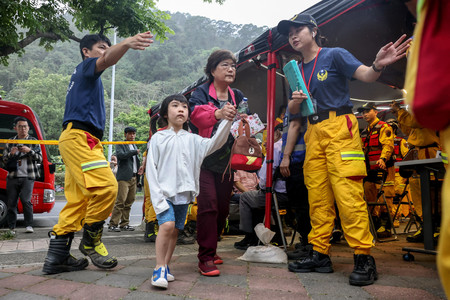 台湾の地震後、観光地「太魯閣（タロコ）国立公園」で救出された少女ら＝５日、東部・花蓮（ＡＦＰ時事）