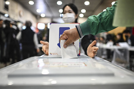 １０日、ソウルの投票所で一票を投じる有権者（ＡＦＰ時事）