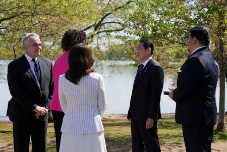 １０日、ワシントンで桜の植樹イベントに臨む岸田文雄首相（右から２人目）（ロイター時事）