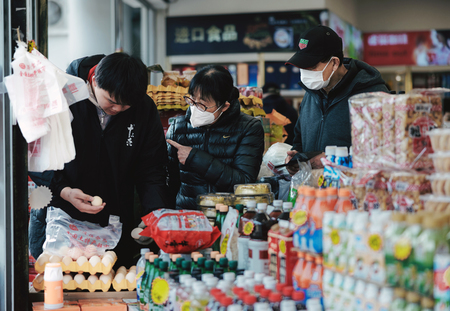 中国・上海の食料品店で買い物する人たち＝３月２７日（ＥＰＡ時事）