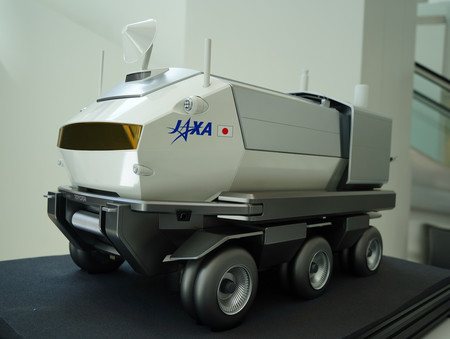 宇宙航空研究開発機構（ＪＡＸＡ）とトヨタ自動車が共同で開発を進める月面探査車両「有人与圧ローバ」の模型＝１０日、ワシントン