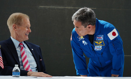 １０日、ワシントンで、米航空宇宙局（ＮＡＳＡ）のネルソン長官（左）と談笑する宇宙飛行士の星出彰彦さん