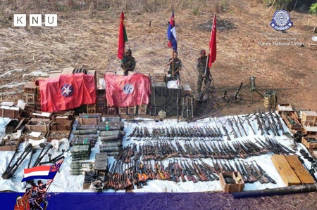 ミャンマー東部カイン州の国軍拠点を制圧したカレン民族同盟（ＫＮＵ）の兵士と、押収した大量の武器＝１１日、同州ミャワディ（ＫＮＵのフェイスブックより）