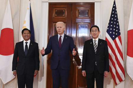 １１日、ワシントンで会談したフィリピンのマルコス大統領、バイデン米大統領、岸田文雄首相（左から右）（ＡＦＰ時事）