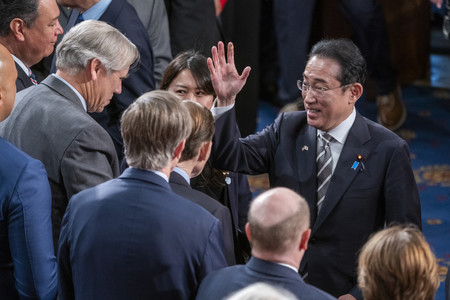 １１日、ワシントンの米議会で演説を終えた岸田文雄首相（右）（ＥＰＡ時事）