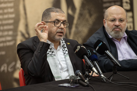 イスラム組織ハマスの幹部バセム・ナイム氏（左）＝２０２３年１１月、ケープタウン（ＡＦＰ時事）