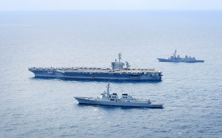 １１日、韓国南部・済州島南方の海上で、合同訓練を行う米空母「セオドア・ルーズベルト」（中央）など日米韓の艦艇（韓国国防省提供・時事）