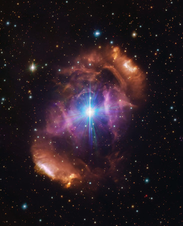 地球からじょうぎ座の方向に約３８００光年離れた所にある連星（画像中央の明るい輝き）。かつては３連星で、このうち２個が合体した可能性が高いことが分かった（欧州南天天文台提供）