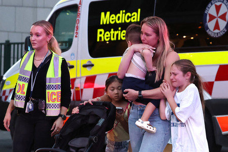 殺傷事件が起きた商業施設から逃げてきた家族＝１３日、オーストラリア・シドニー（ＡＦＰ時事）