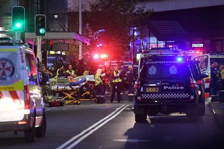 殺傷事件があった商業施設に駆け付けた緊急車両＝１３日、オーストラリア・シドニー（ＥＰＡ時事）
