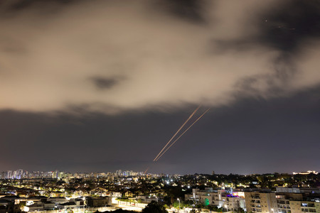 １４日、イランが無人機とミサイルをイスラエルに向けて発射した後に迎撃される物体＝イスラエル南部アシュケロンで撮影（ロイター時事）