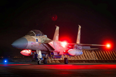 イランの無人機やミサイルの迎撃任務から帰還したとされるイスラエル空軍のＦ１５戦闘機＝軍が１４日提供（ロイター時事）