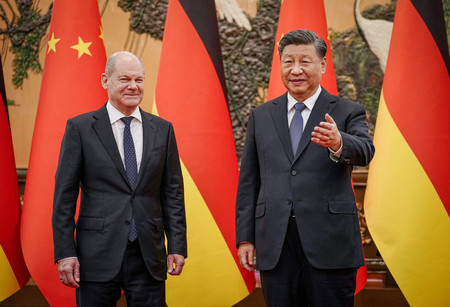 ドイツのショルツ首相（左）と中国の習近平国家主席＝２０２２年１１月、北京（ＡＦＰ時事）
