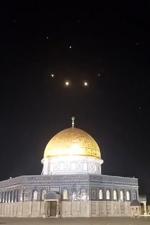１４日、エルサレム旧市街にある「岩のドーム」上空で撮影された飛翔（ひしょう）体（ＡＦＰ時事）