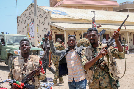スーダン北東部ポートスーダンで撮影に応じる正規軍兵士ら＝２０２３年４月（ＡＦＰ時事）