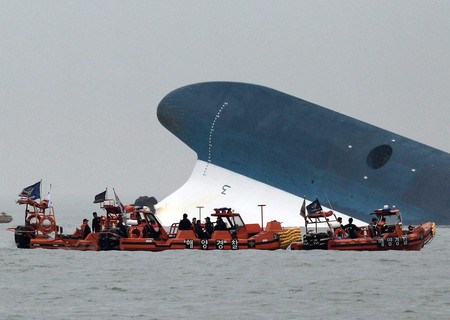 沈没する韓国の旅客船「セウォル号」＝２０１４年４月１６日、韓国南西部の珍島沖（ＥＰＡ時事）
