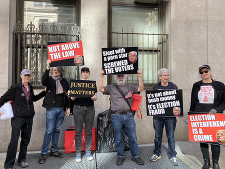 １５日、米ニューヨーク市の裁判所近くに集まったトランプ前大統領を批判するグループ