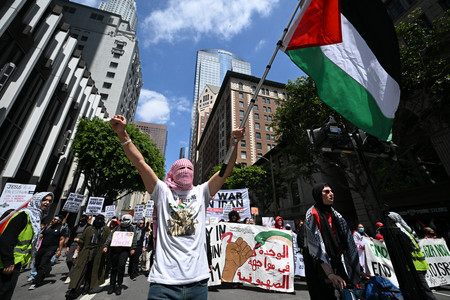１５日、米カリフォルニア州ロサンゼルスで行われたイスラエルへの抗議デモ（ＡＦＰ時事）