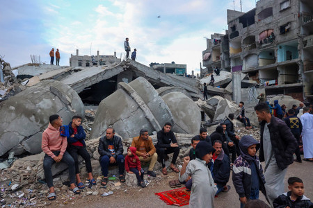 パレスチナ自治区ガザ最南部ラファで、破壊されたモスク（イスラム礼拝所）周辺に集まる避難民ら＝１０日（ＡＦＰ時事）