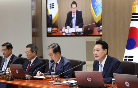 １６日、ソウルで閣議に出席する韓国の尹錫悦大統領（右）（ＥＰＡ時事）