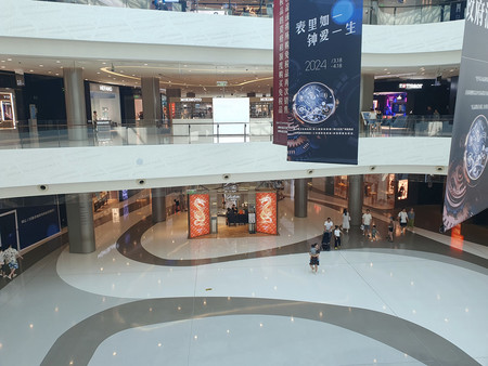 中国海南島・三亜市の巨大免税店。週末だが買い物客の姿は少ない＝１４日