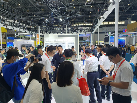 中国海南島・海口市での中国国際消費品博覧会に出展した中国通信機器大手・華為技術（ファーウェイ）のブース＝１３日