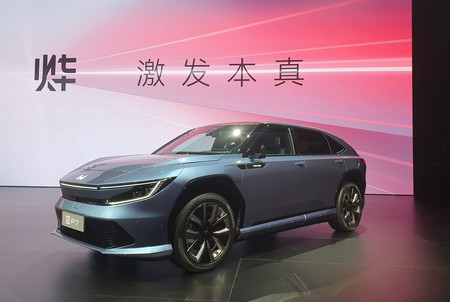 ホンダが北京市内で公開した中国向け電気自動車（ＥＶ）「※（火ヘンに華）（イエ）」シリーズの「Ｐ７」モデル＝１６日
