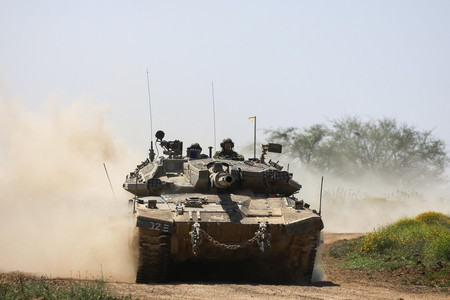 １６日、パレスチナ自治区ガザ南部とイスラエルの境界近くを走行する同軍の戦車（ＡＦＰ時事）