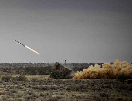 オーストラリア軍が２０２３年１１月に行った地対空ミサイルの発射実験（豪国防省提供・時事）