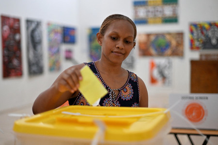 １７日、ソロモン諸島の首都ホニアラで投票する女性（ＡＦＰ時事）