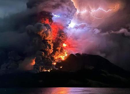 噴火して溶岩を流すルアン山[インドネシア火山地質災害対策局提供]（ＡＦＰ時事） 
