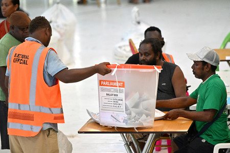 １８日、ソロモン諸島の首都ホニアラの開票所で投票箱を確認する係官ら（ＡＦＰ時事）