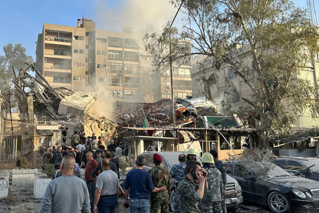 シリアの首都ダマスカスで、空爆で破壊されたイラン大使館に隣接する建物＝１日（ＡＦＰ時事）