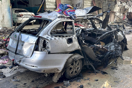 イスラム組織ハマスの最高指導者ハニヤ氏の息子が乗っていたとされる車＝１０日、パレスチナ自治区ガザ（ＡＦＰ時事）