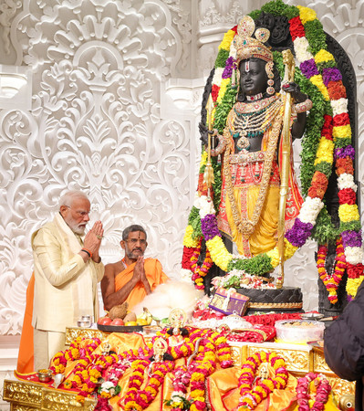 インド北部アヨディヤに建設されたヒンズー教寺院に祭られたラーマ神の像に手を合わせるモディ首相（左）＝１月２２日（インド政府報道情報局提供）