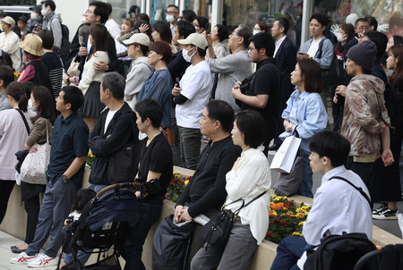 街頭演説に耳を傾ける人たち＝２０日午後、東京都江東区