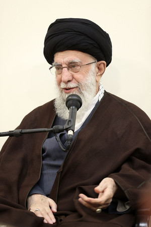 ２１日、テヘランでイラン軍幹部らを前に演説する最高指導者ハメネイ師（最高指導者事務所提供）（ＡＦＰ時事）