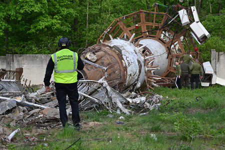 ２２日、ウクライナ北東部ハリコフで、ロシア軍の空爆により倒壊したテレビ塔（ＡＦＰ時事）