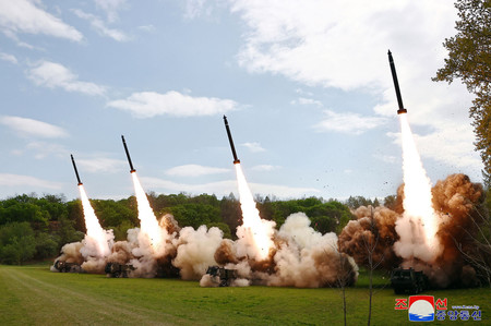 北朝鮮が戦術核による反撃を想定して２２日実施した「超大型放射砲」の発射訓練（朝鮮通信・時事）