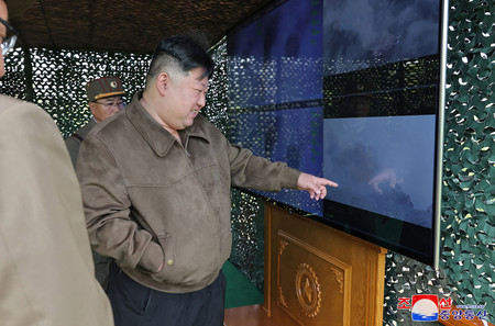 ２２日、「超大型放射砲」の発射訓練を視察する北朝鮮の金正恩朝鮮労働党総書記＝撮影場所不明（朝鮮中央通信配信）（ＡＦＰ時事）