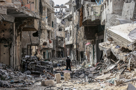 パレスチナ自治区ガザ南部ハンユニスの破壊された建物＝２２日（ＡＦＰ時事）