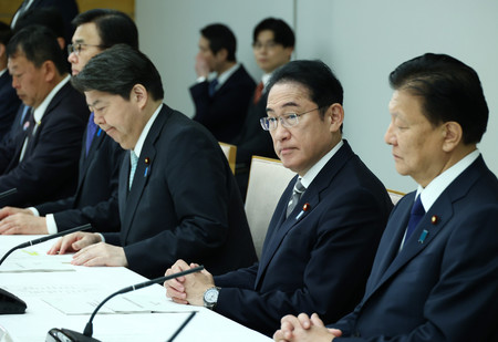 月例経済報告関係閣僚会議に臨む岸田文雄首相（右から２人目）＝２３日午後、首相官邸