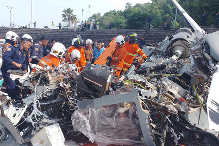 ２３日、マレーシア北部ペラ州ルムットで、海軍ヘリの墜落現場を調べる救助隊員＝同州当局提供（ＡＦＰ時事）